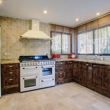 Sleeps 8 Pool