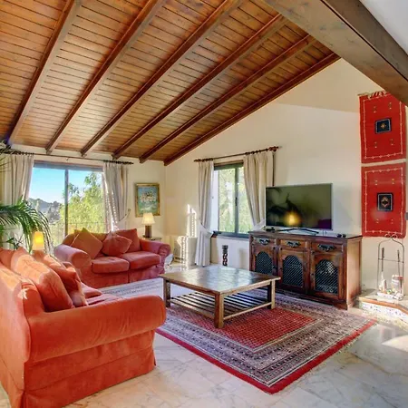 Sleeps 8 Pool Villa *