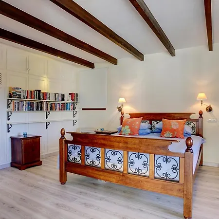Villa Sleeps 8 Pool