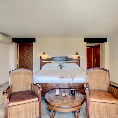 Villa Sleeps 8 Pool