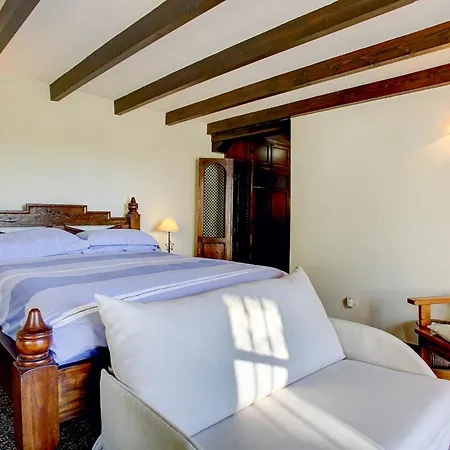 Villa Sleeps 8 Pool