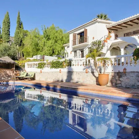 Sleeps 8 Pool Villa *